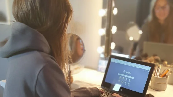 13-åriga Tyra Bjurén har testat positivt för corona tillsammans med flera i hennes klass som nu pluggar hemifrån den här veckan.