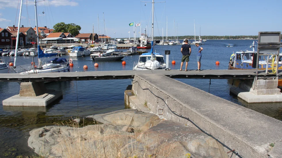 Ambitionen är  att hitta en lösning för Öregrunds hamn som  till delar kan användas sommaren 2022, skriver Margareta Widén-Berggren och Jacob Spangenberg.