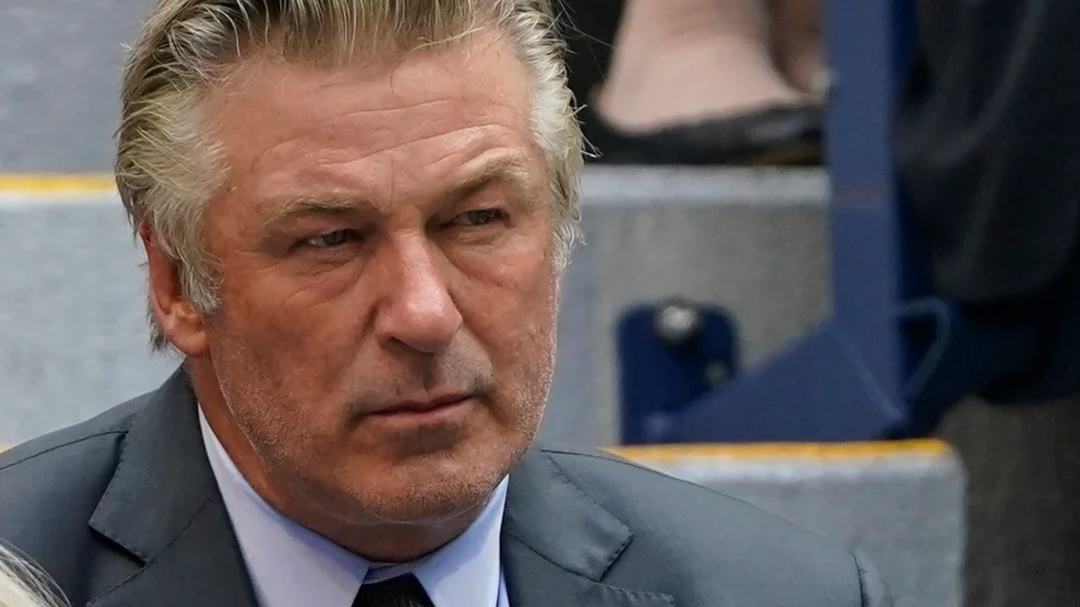 Skådespelaren och producenten Alec Baldwin riskerar åtal för dödsskjutningen och tillsätter nu en egen utredning. Arkivbild.