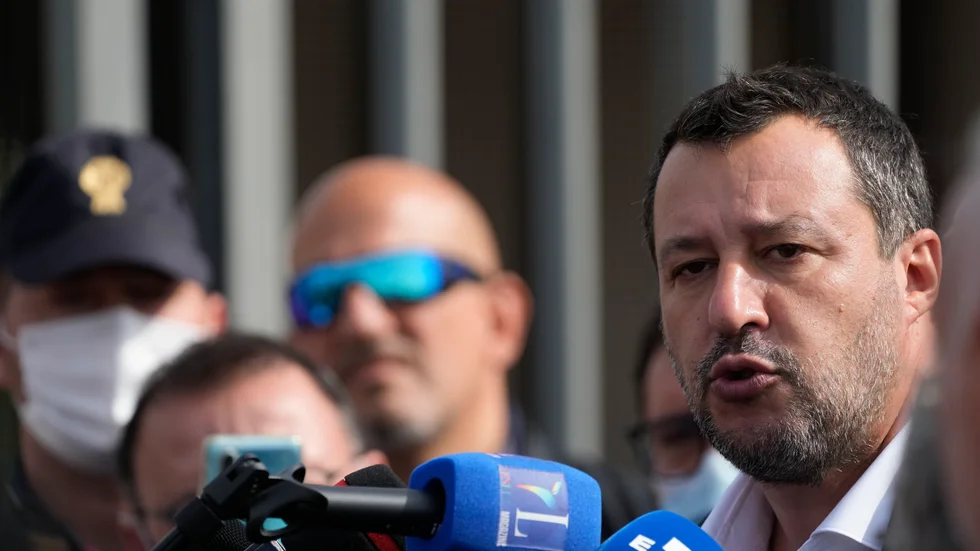 Matteo Salvini mötte pressen utanför domstolen i Palermo, där har står inför rätta för att ha hindrat migranter att kliva iland i Italien 2019.