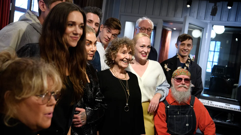 Gruppbild under en pressträff inför Så mycket bättre 2021.
Moonica Mac i vitt bredvid bland andra Siw Malmkvist och Harpo. 