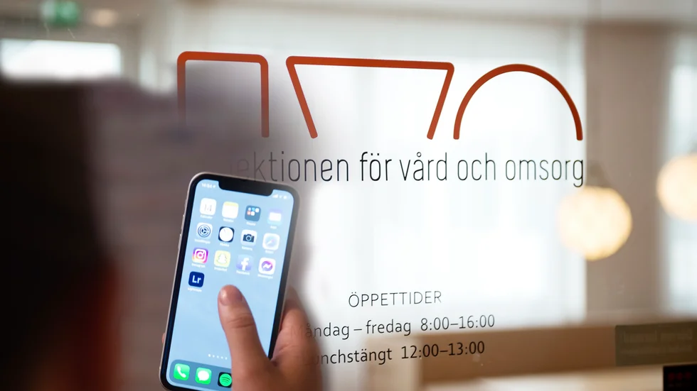 Ivo kritiserar en psykolog som tog kontakt med en tidigare patient via en dejtingapp.