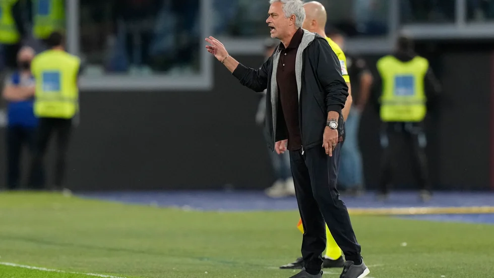 José Mourinho fick syna det röda kortet mot Napoli.