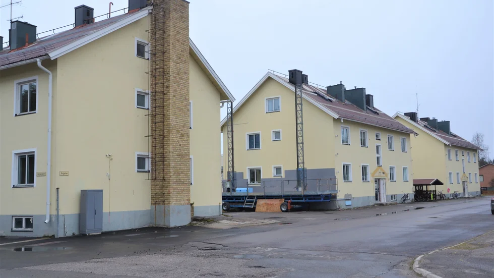 Liggahusen i Jokkmokk ska få ny fasadbeklädnad. Det blir puts och arbetena har börjat på ett av husens gavlar.