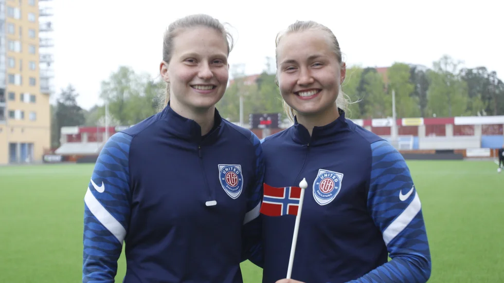 Elise Stenevik (vänster) och Noor Eckhoff hoppas på att få fira Norges nationaldag med tre poäng.