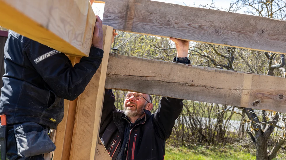 Krister Hafdell från Rute Woodcraft höll i bulhuskursen där överskottet från försäljningen nu välbehövligt går till barnavdelningen vid Visby lasarett och gruppen "Tillsammans på norr".