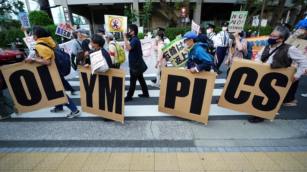 Japaner demonstrerar mot OS utanför Olympiastadion i Tokyo.