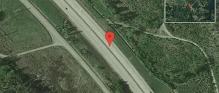 Lastbil stillastående på E20 - helt stopp i ett körfält