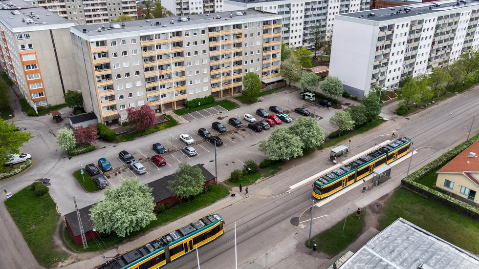 Coop i Marielund, till höger i bild, drabbades av en brand när elden spred sig från en container till takkonstruktionen på byggnaden.