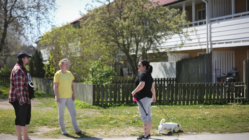 Lars och Linda pratar med grannen Elin Hardinger om den senaste tidens strul från Gotlandshem.