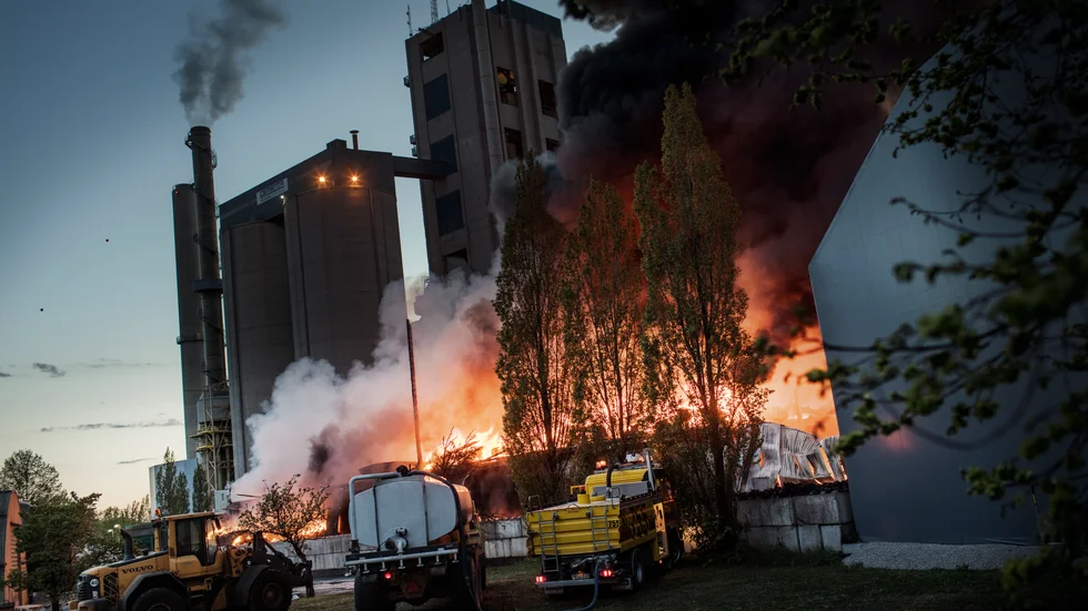 Genom självantändning i pelletslagret utbröt den 25 maj 2017 den våldsamma brand som ödelade Cementas lagerbyggnad för lagring av bränsle. Efter en ny brand förra året förelägger länsstyrelsen bolaget att lagra pellets enligt tillståndet.
