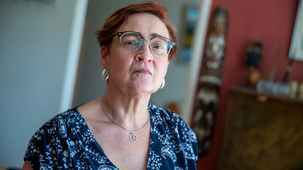 Ilskan över vårdpersonalens bemötande har gjort det svårt för Charlotte Nilsson att gå vidare i sorgeprocessen. ”Deras nonchalans har gjort mig så förbannad”, säger hon.