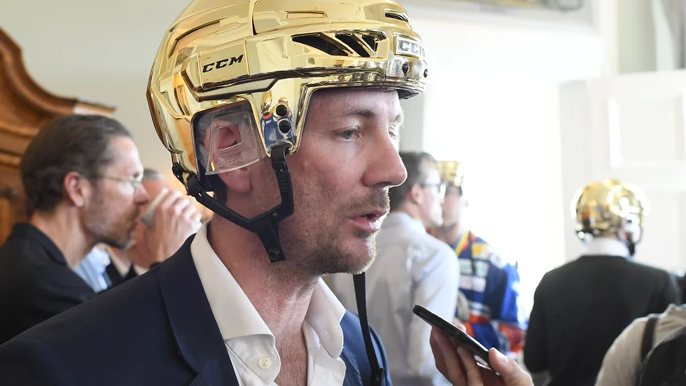 Växjös sportchef Henrik Evertsson med guldhjälm efter segern 2018, nu blir det nytt guldfirande. Arkivbild.