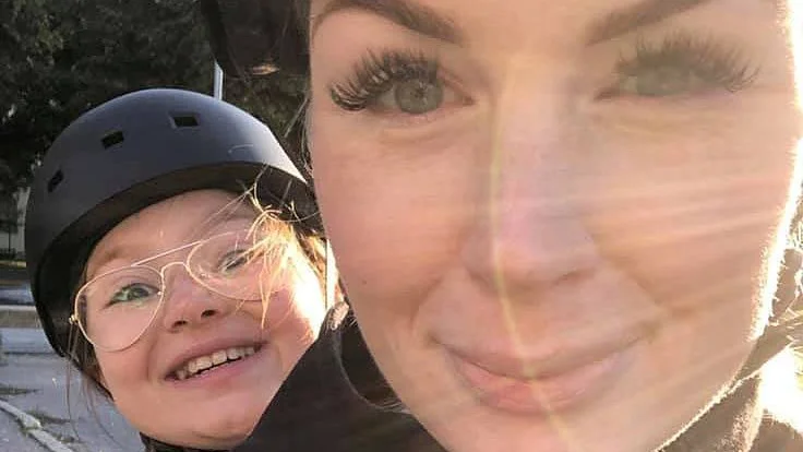 


Melissa Ojala och Emma Ojala. Melissa, 10 år, hade sett framemot att bli skjutsad av mamma till den nya skolan, första dagen efter sommarlovet. 



