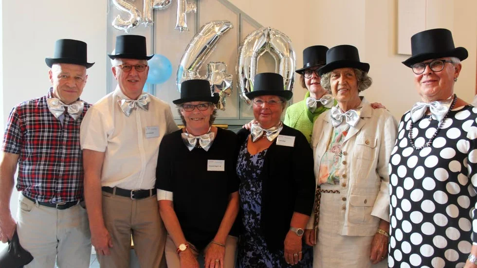 


Styrelsen i SPF Seniorerna Finspång - Carl-Johan Dyverfeldt, Lars Johansson, Susanne Degerstedt, Kerstin Berg, Kerstin Lundqvist, Irene Andersson och Kerstin Forsman Eriksson - var extra finklädda dagen till ära.



