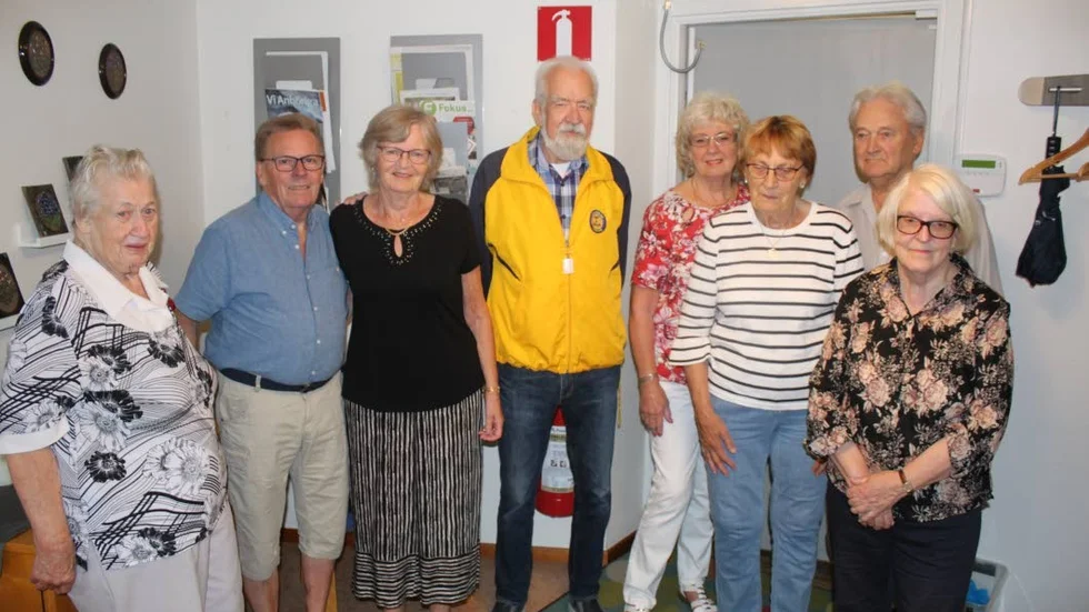 


Åke Sjöblom, i gul jacka, tillsammans med deltagarna i höstens motionsaktiviteter i Finspång.



