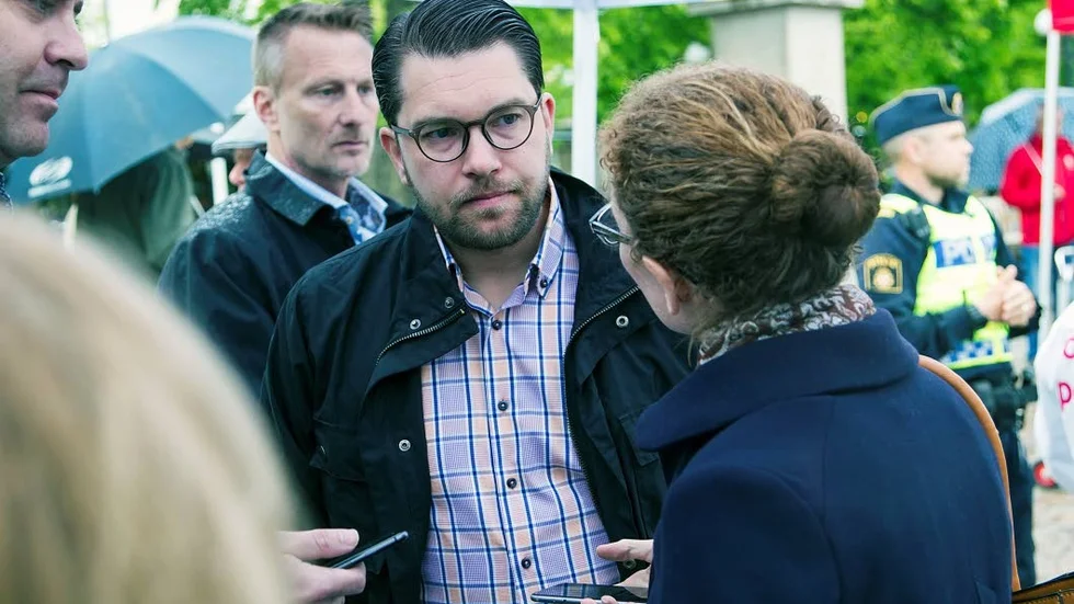 


SD: s ledare Jimmie Åkesson mitt i det folkvimmel som ger honom allt starkare stöd. 



