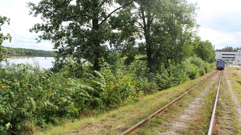 


Tågspåret som går igenom Stationsområdet längs med sjön gör det knepigare att få till säkerheten.



