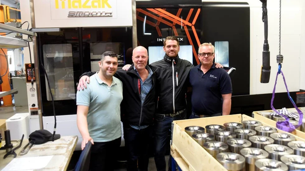 Lyckat samarbete ger många jobb. Lärarna Patrik Pettersson och Jonny Andersson tillsammans med före detta eleven Antoine Kouri och Peter Alvarsson, Finspångs finmekaniska.