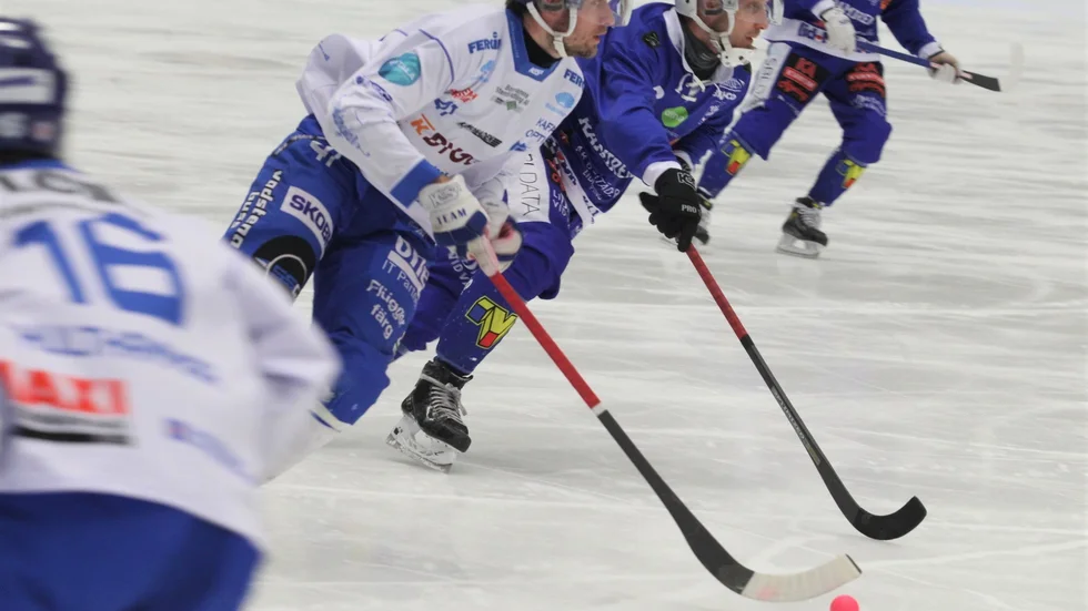 IFK Motala, här Elias Gillgren i första matchen i fredags, gör en ändring till tisdagens tredje SM-kvartsfinal mot Villa-Lidköping. Olle Nordlund ut och Alex Höög in.