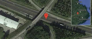 En lastbil i singelolycka på E18