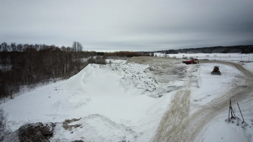 Snötippen i Nyby är fylld till 30 procent. Den totala kapaciteten är 100 000 kubikmeter snö. Den akutplanen som Uppsala kommun aktiverade under måndagen används extremt sällan. ”Högst en handfull gånger de senaste åren”, säger Peter Nilsson, ansvarig för snöröjningen.