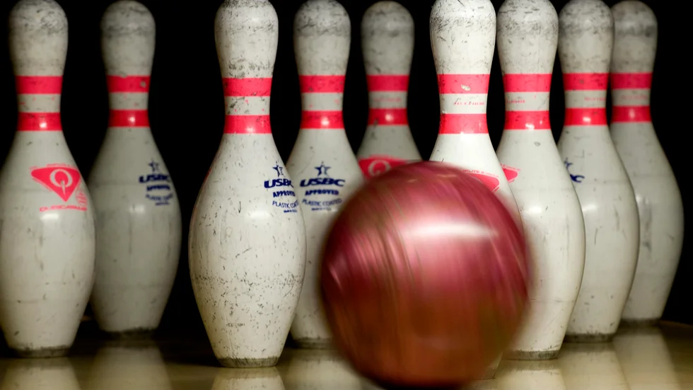 En man skulle avvisas från bowlinghallen Bowlroom i Bålsta, men satte sig till motvärn. Flera andra la sig i polisens ingripande.