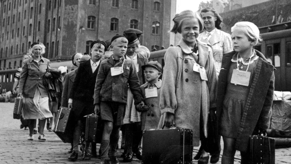 De finländska krigsbarnen skickades från Finland till Sverige under andra världskriget. Cirka 80 000 barn reste från Finland till Sverige. Drygt 5 000 återvände inte till Finland utan adopterades av sin svenska fosterfamilj eller fick stanna efter överenskommelse med barnens biologiska föräldrar.