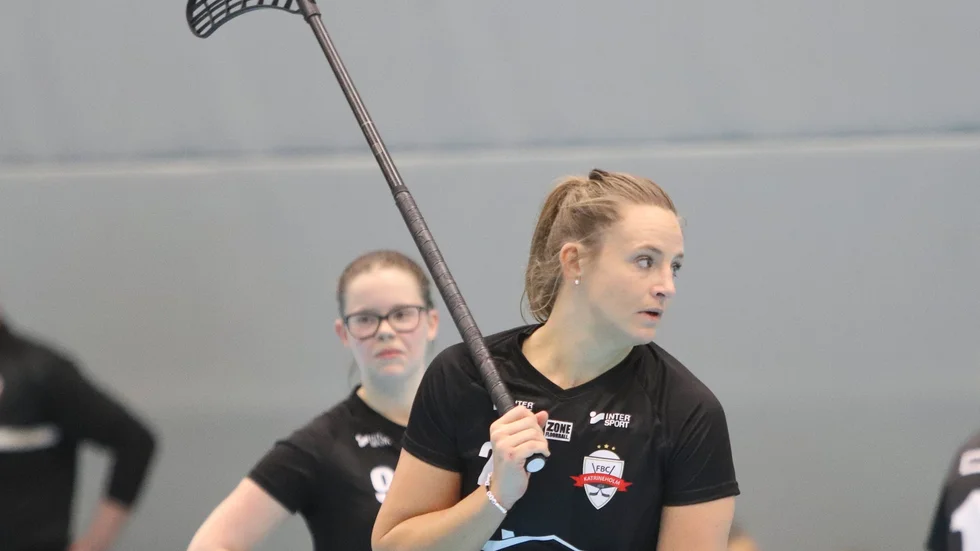 Sara Anteryd har bara 200 meter till lördagens bortamatch - mot sina gamla klubbkamrater i Fröjered där hon fortfarande har en roll som ledare för ungdomslaget.