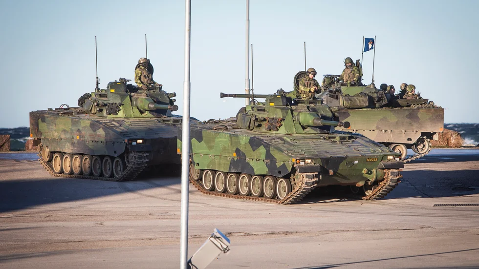 Stridsfordon körde under fredagen runt i samlad marsch i Visby, bland annat i hamnen.