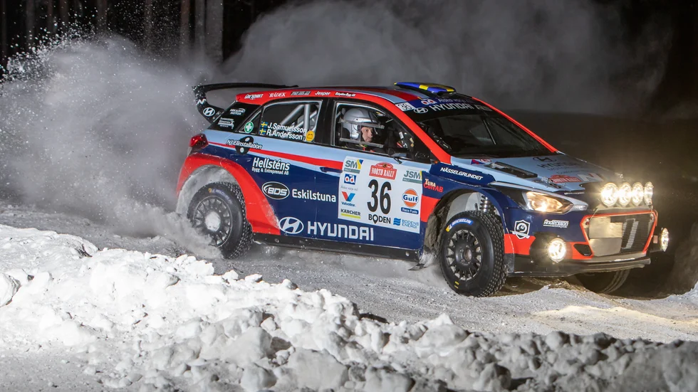 Robert Andersson från Eskilstuna MK med co-driver Jesper Samuelsson forcerade 30-gradig kyla under helgens tävlingar i Boden.
