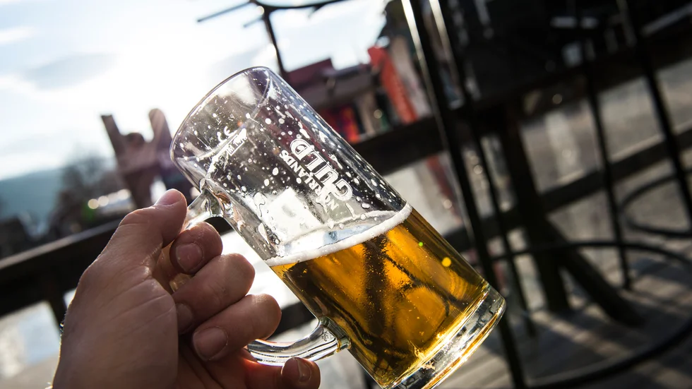  "Öl ska serveras i literglas och kaffet ska bryggas på morgonen" - en ironisk kommentar från insändarskribenten som tycker det är tråkigt att Restaurangen Stadsparken ska säljas.
