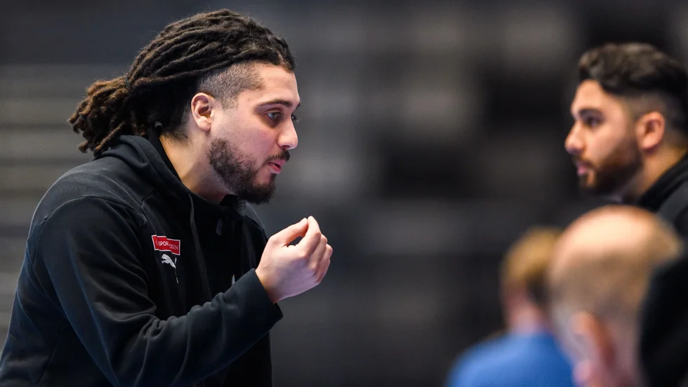 Osam Abassi (närmast kameran) och Jiad Hassi (i bakgrunden) ska försöka rädda kvar AFC Futsal i SFL sedan klubben brutit avtalet med huvudtränaren Alli Darwich.
