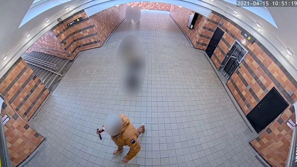 Övervakningskameran i gångtunneln på resecentrum spelade in mannen då han överföll kvinnan bakifrån och dödade henne med kniv.