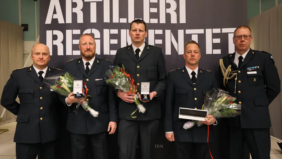 NOR (Nit och Redlighet i rikes tjänst). För att ha varit anställd i Försvarsmakten i 30 år. Från vänster: Ted Granbom, Jarl Norström, Johan Gröhn. Flankerades av till vänster i bild regementsförvaltare Peter Hemphälä, till höger i bild regementschef överste  Magnus Ståhl. 