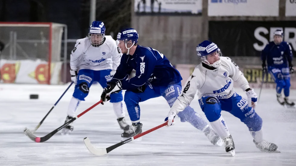 Anders Persson driver upp bollen i tvåmålsspelet under tisdagsträningen. Att det var oklart om det blir spel mot Vänersborg påverkade inte intensitetet under träningen. 