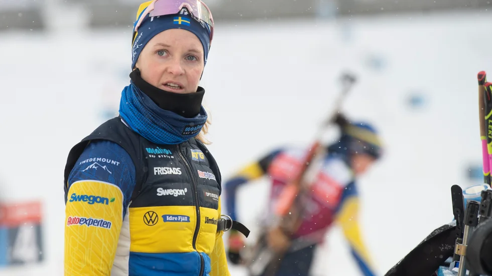 Skidskytten Mona Brorsson går i väntans tider. Arkivbild.