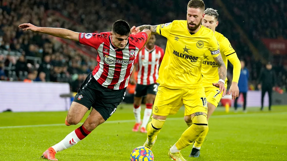 Southamptons Romain Perraud i kamp om bollen med gulklädde Pontus Jansson i Brentford.