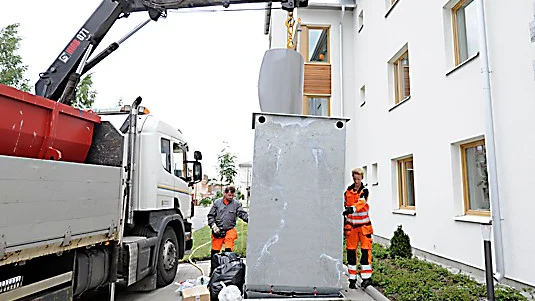 Precision. Nu ska sopbehållaren ned i sitt hål igen. Det är lite snävt. Men det går.