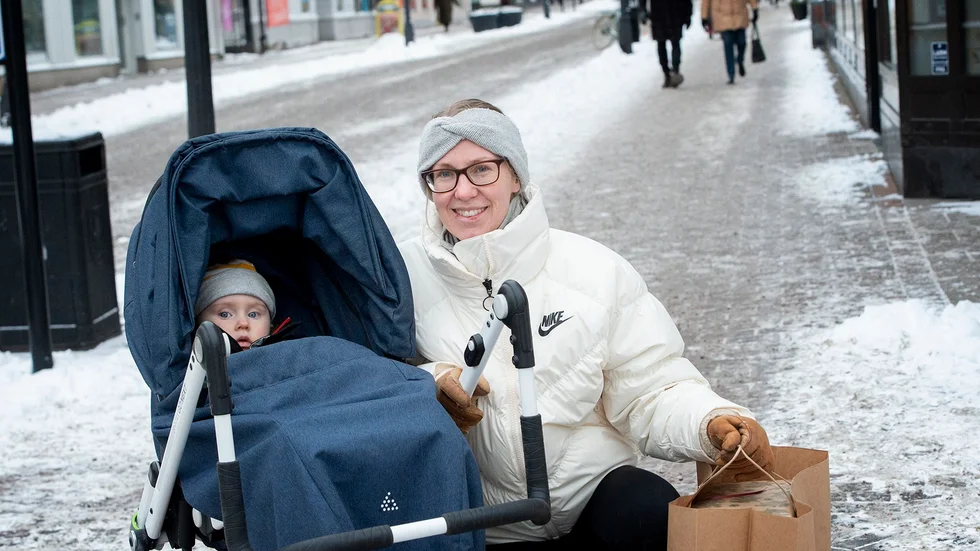 Josefin Lindgren Krantz och Vilma, 15 månader, i barnvagnen och har kommit in till centrum för att köpa sina julklappar.