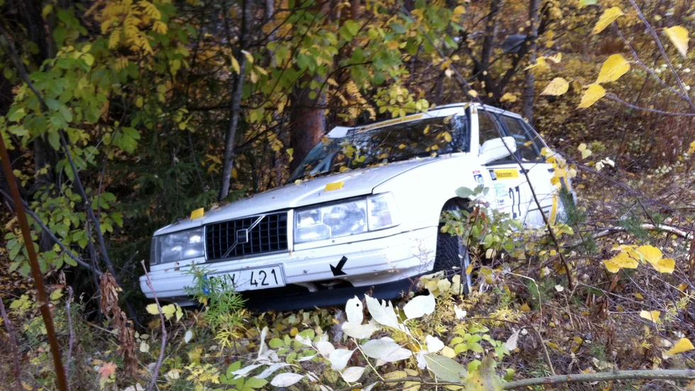 I DIKET. En geting placerade Roger Fransson och Lotta Holmqvist i diket i helgens DM-tävling i rally. Foto: Privat