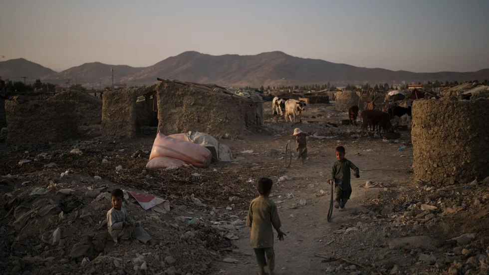 Barn som leker i ett fattigt område i utkanten av Kabul. Fattigdomen och svårigheterna i Afghanistan är stora.