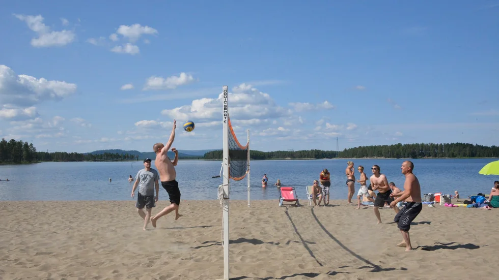 Beachvolleynätet på Nåtti badplats har kommit till användning igen tack vare värmeböljan.