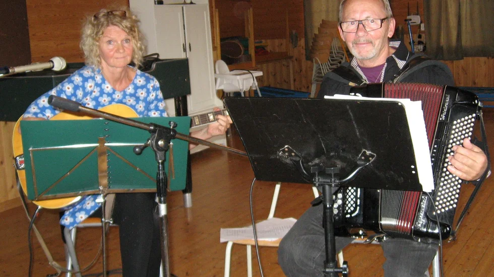 Britten och Melker. Spelade gammal skön musik i Bursiljum.