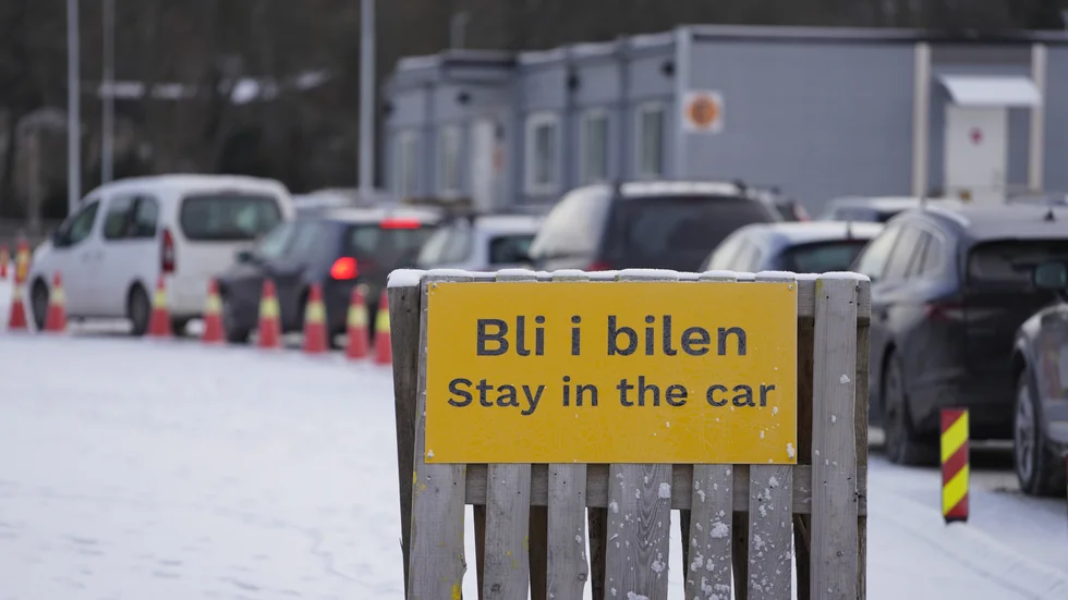 Det blev långa köer vid Svinesund när de norska restriktionerna trädde i kraft.
