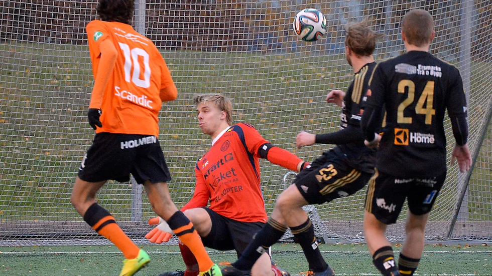 Segermålet. Här sitter 3–2 bakom FF-målvakten Fredrik Enberg.