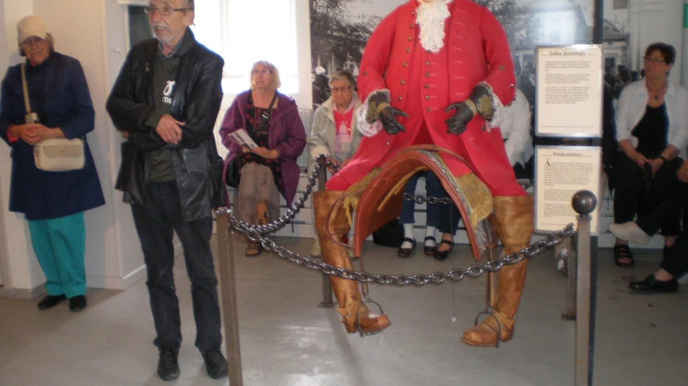 Olofsfors bruk. Guiden berättade historien om järnbruket. Patronen till häst symboliserar grundaren.