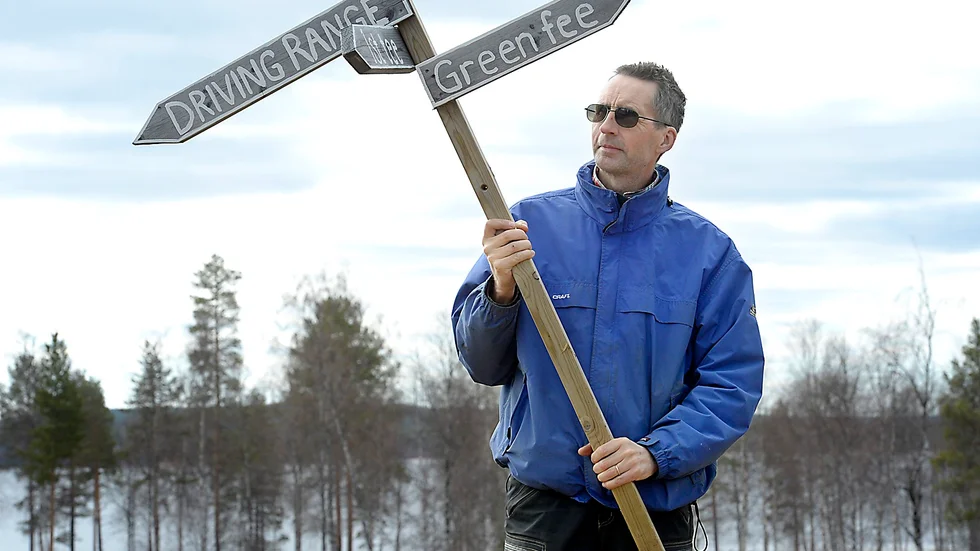 Det är inga problem att hitta rätt vid niohålsbanan. Tomas Svahn sätter upp vägvisare för att underlätta spelandet. Foto: Ulf Johansson.