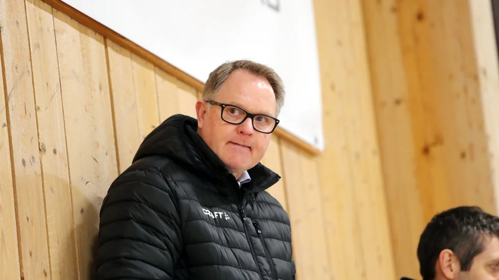 Sportchefen Anders Tingman väntar på besked från hockeyförbundet.
