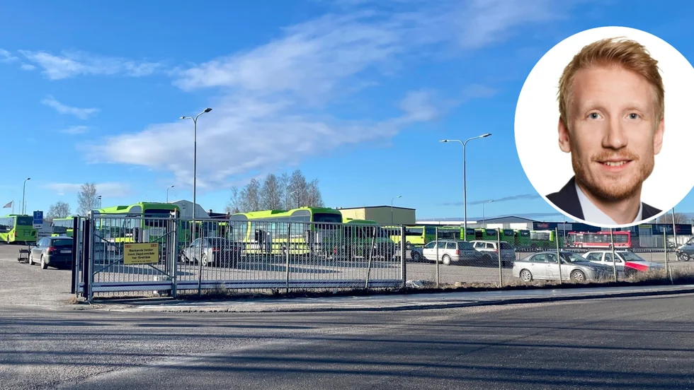 Personalen kan inte ladda sina elbilar vid Nobinas bussgarage på Videvägen. På bild syns också David Erixon, kommunikationschef. 